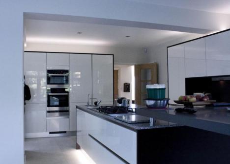  High gloss kitchen features Kuppersbusch appliances, Silestone worktops and an Air Uno Extractor